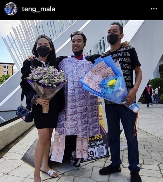 เท่ง เถิดเทิง ให้ของขวัญพวงมาลัยธนบัตร  โหงวเฮ้ง จบปริญญาหลังรอมา 6 ปี