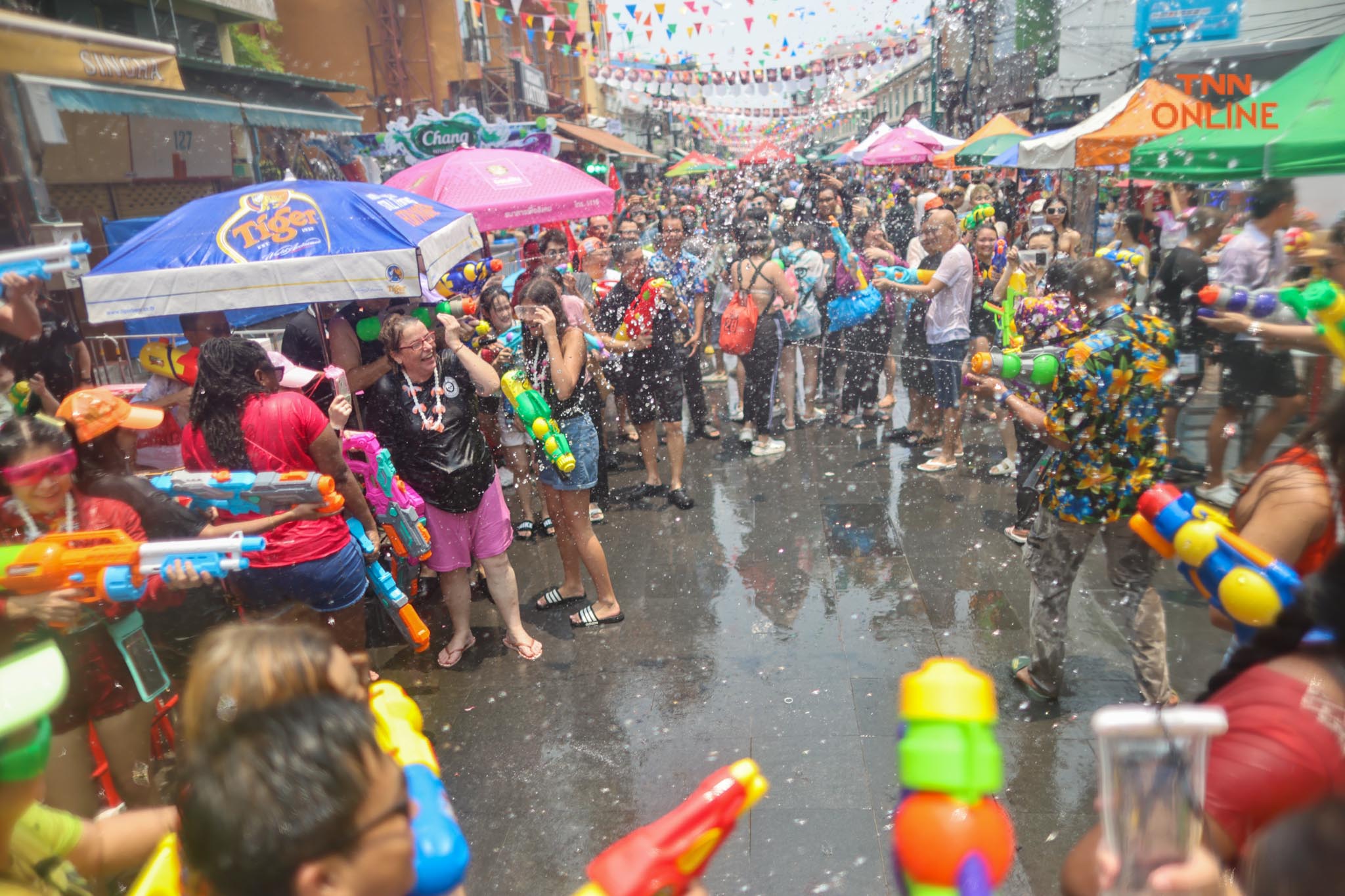 เริ่มแล้วสงกรานต์ข้าวสาร นทท.เล่นสาดน้ำกันคึกคัก เริ่มแล้วสงกรานต์ข้าวสาร นทท.เล่นสาดน้ำกันคึกคัก