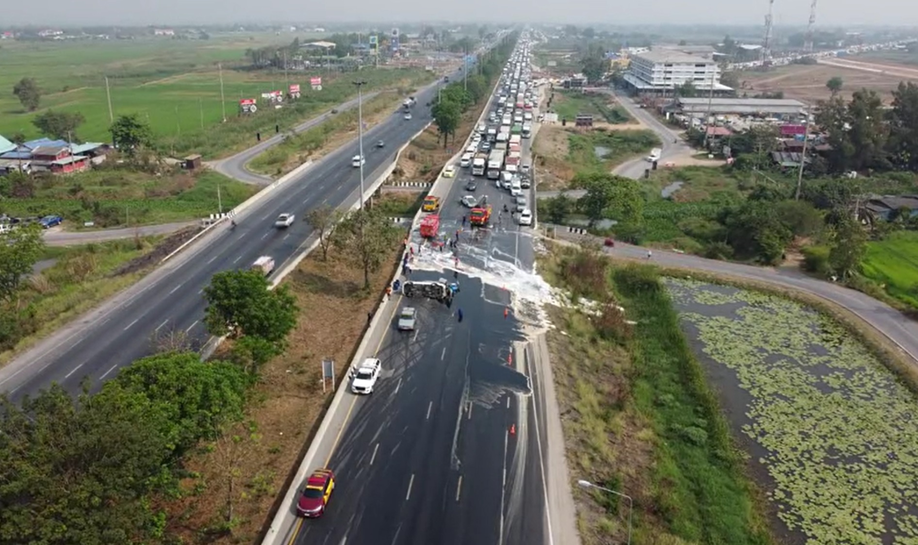 ถนนสายเอเชีย เป็นอัมพาธ! รถบรรทุกน้ำยาคาร์แคร์พลิกคว่ำกระจายเต็มถนน