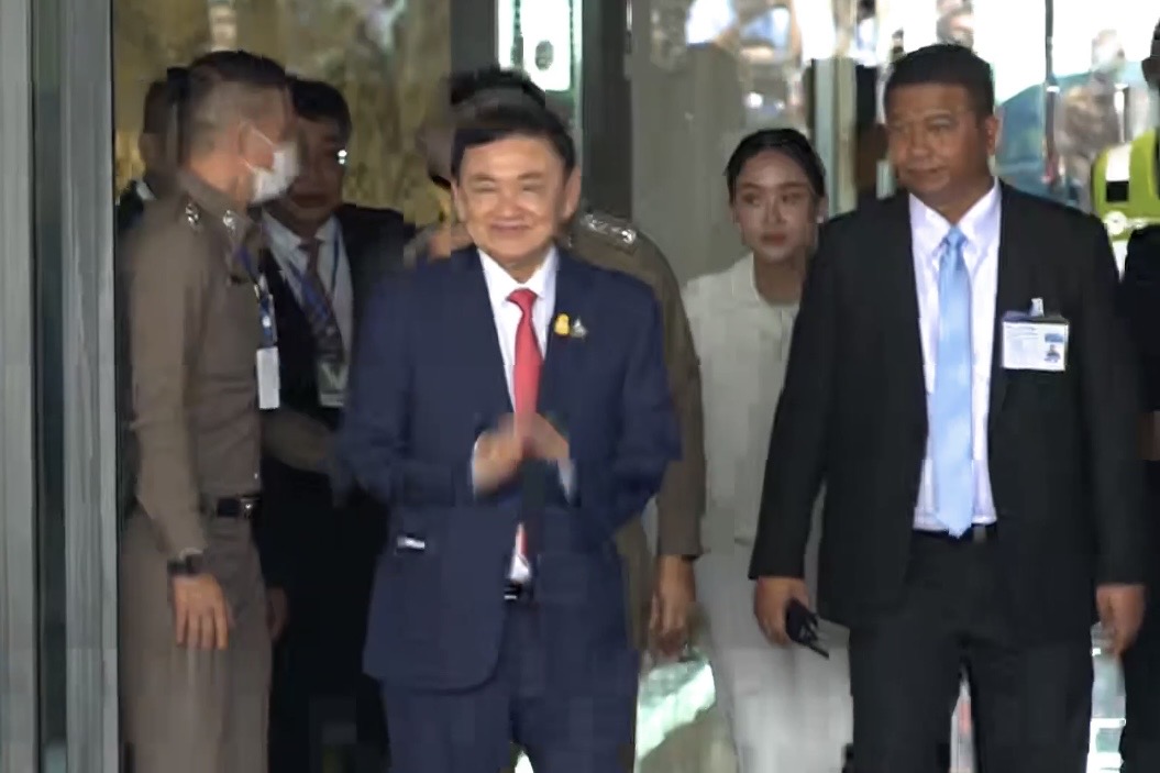 เปิดภาพนาที! ทักษิณ ชินวัตร กลับถึงไทยครั้งแรกในรอบ 17 ปี เปิดภาพนาที! ทักษิณ ชินวัตร กลับถึงไทยครั้งแรกในรอบ 17 ปี