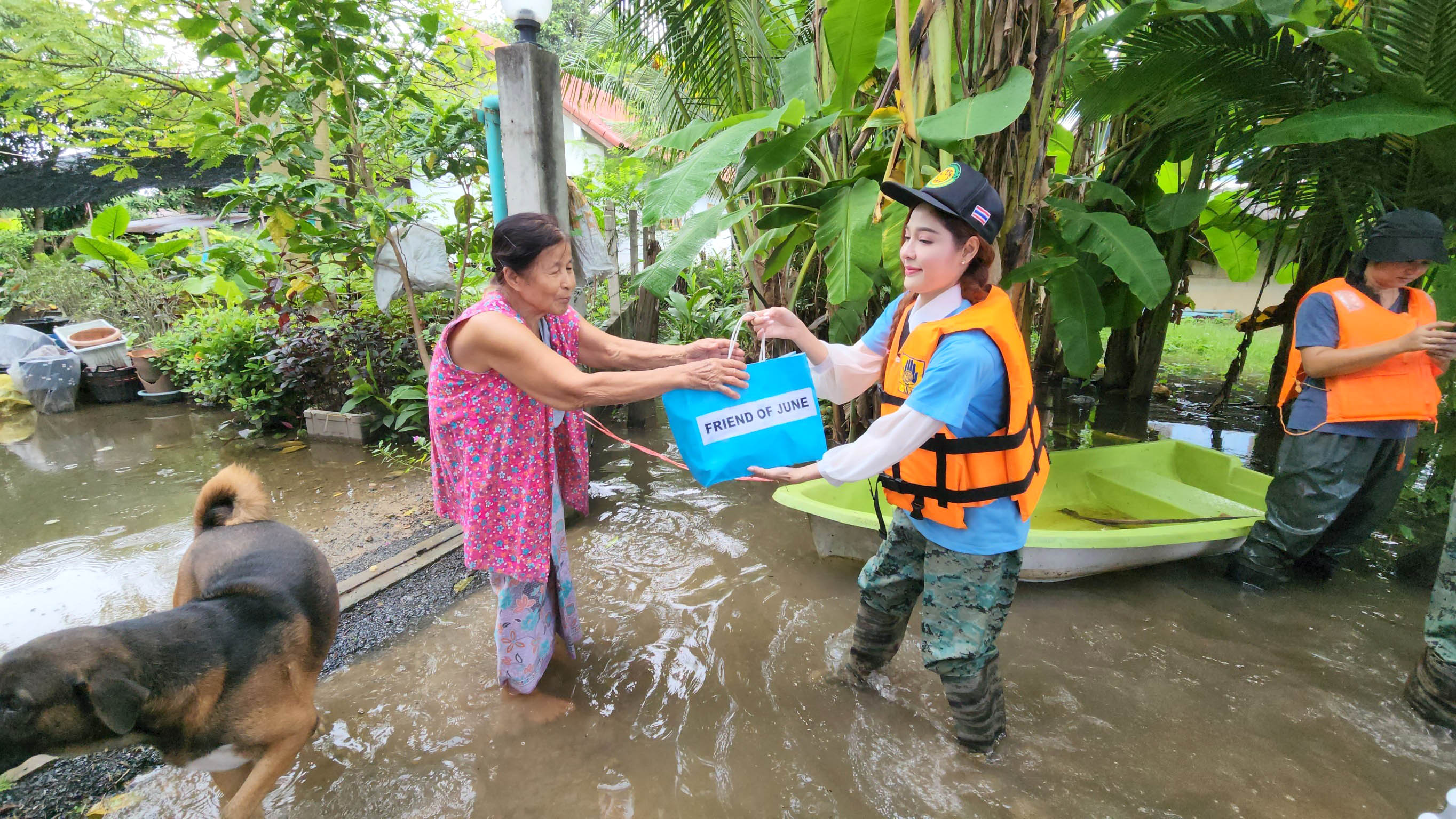 ให้กำลังใจผู้ประสับภัยน้ำท่วมจูน นาตาชา พร้อมแฟนคลับ ลงพื้นที่มอบถุงยังชีพ 
