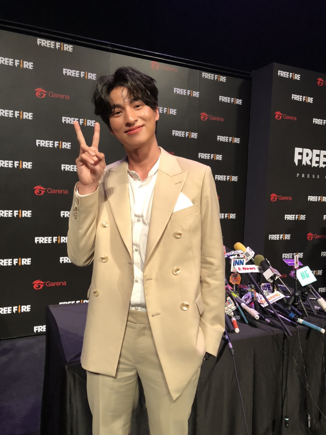 จัดหนัก! แฟนคลับหอบเงินเซอร์ไพรส์ต้อนรับ กลัฟ คณาวุฒิ หลังเซ็นสัญญาช่อง 3