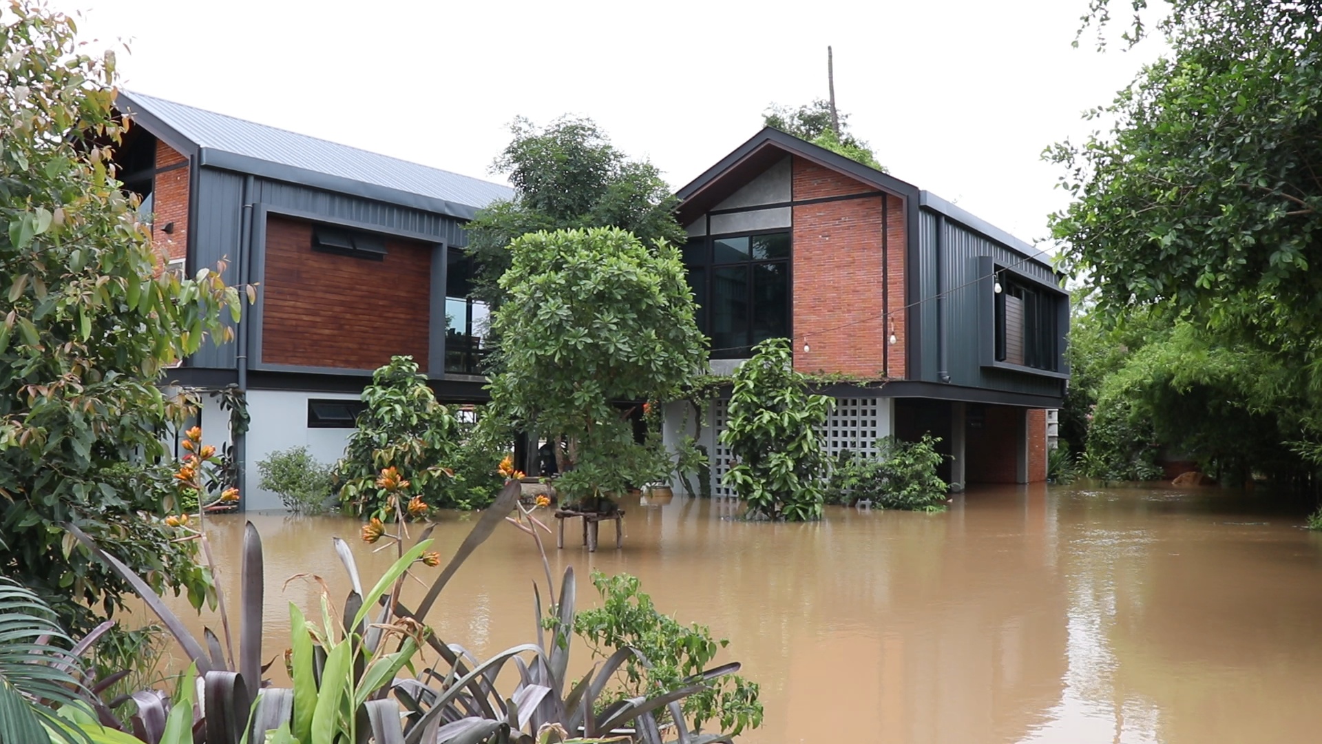 สถานการณ์น้ำท่วม อยุธยา 2 ฝั่งคลองบางบาล ยังท่วมสูง