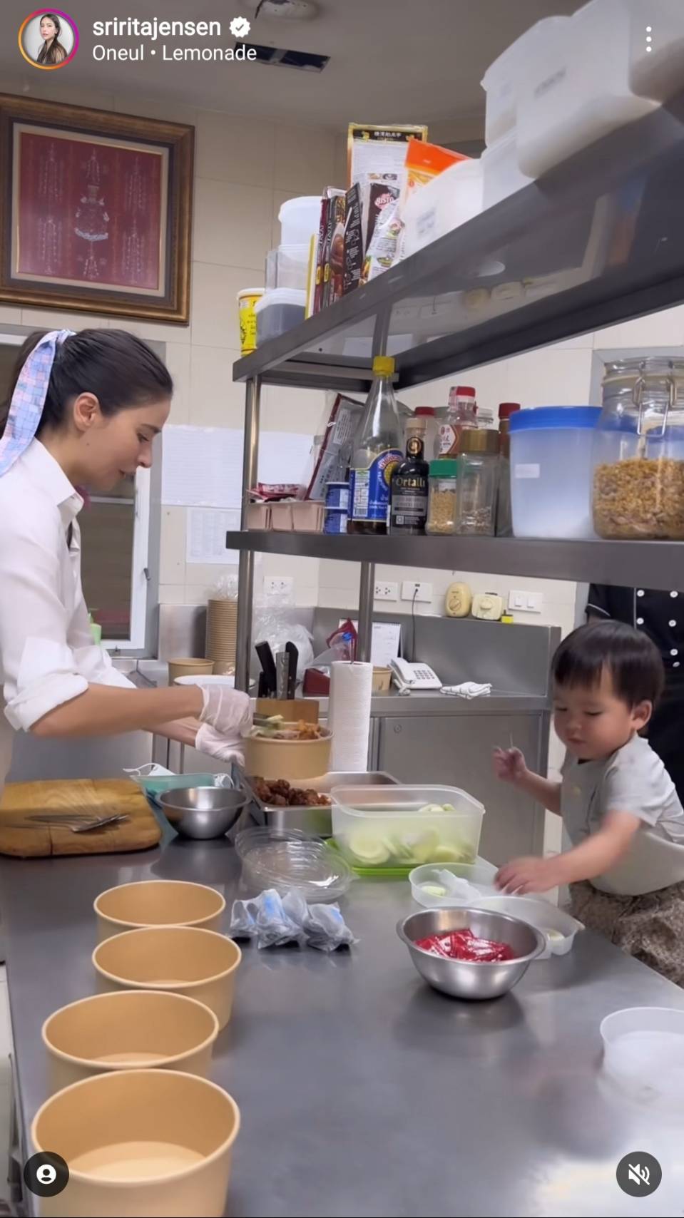 ศรีริต้า ควงลูกชาย น้องกวิณท์ เข้าครัวทำอาหารไปแจก เนื่องในวันเกิดสามี คุณกรณ์ ณรงค์เดช ศรีริต้า ควงลูกชาย น้องกวิณท์ เข้าครัวทำอาหารไปแจก เนื่องในวันเกิดสามี คุณกรณ์ ณรงค์เดช