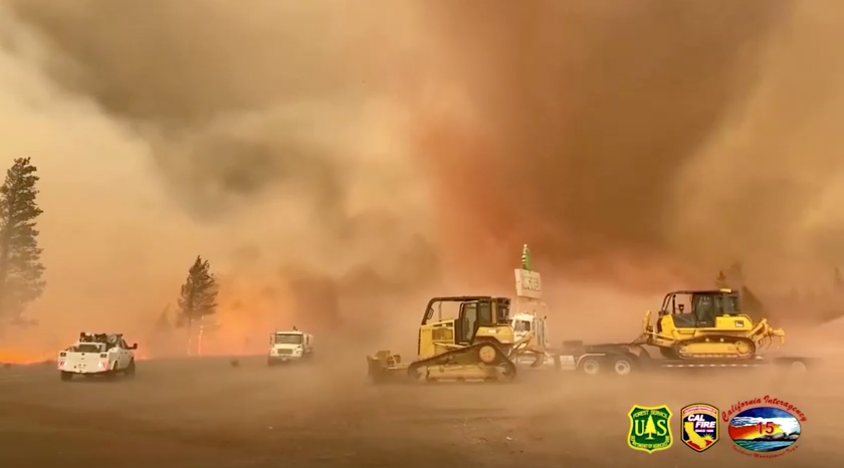 เปิดภาพสุดสะพรึง! ทอร์นาโดไฟยักษ์หมุนเป็นเกลียวในแคลิฟอร์เนีย