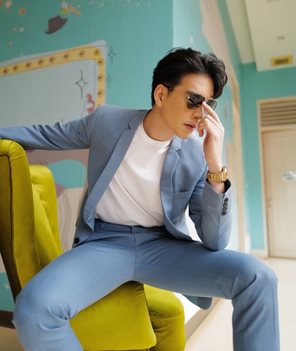 นิว วงศกร รับบทช่างตัดผม ให้คุณแม่ ในยุคโควิด-19 นิว วงศกร รับบทช่างตัดผม ให้คุณแม่ ในยุคโควิด-19