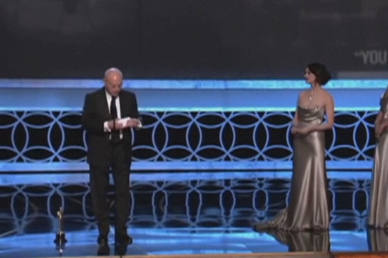 วางดอกไม้ไว้อาลัย “Alan Arkin”  ผู้รับบทคุณปู่  Little Miss Sunshine  เสียชีวิตในวัย 89 ปี