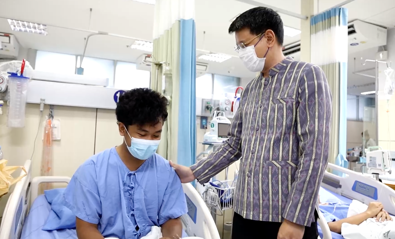 เปิดใจ ‘น้องบาส’หนุ่มฮีโร่ช่วยนร.อุดรฯถูกไฟดูด-ผู้ว่าฯรุดเยี่ยมมอบรางวัล