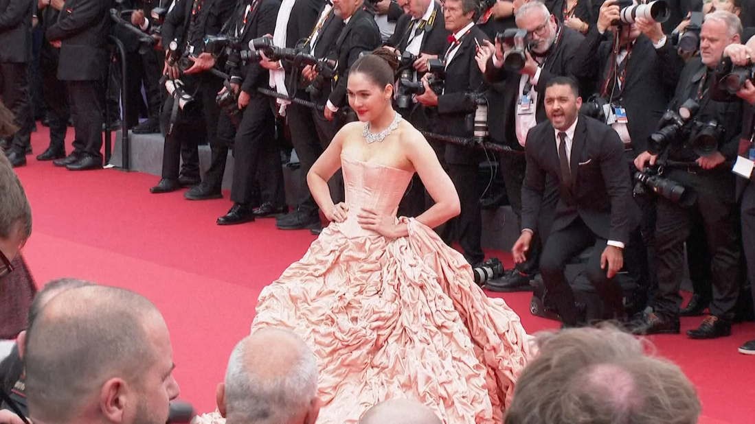 'ชมพู่ อารยา - ฟ่านปิงปิง'!! นำโผ Best Dress เมืองคานส์วันแรกของ Vogue Singapore