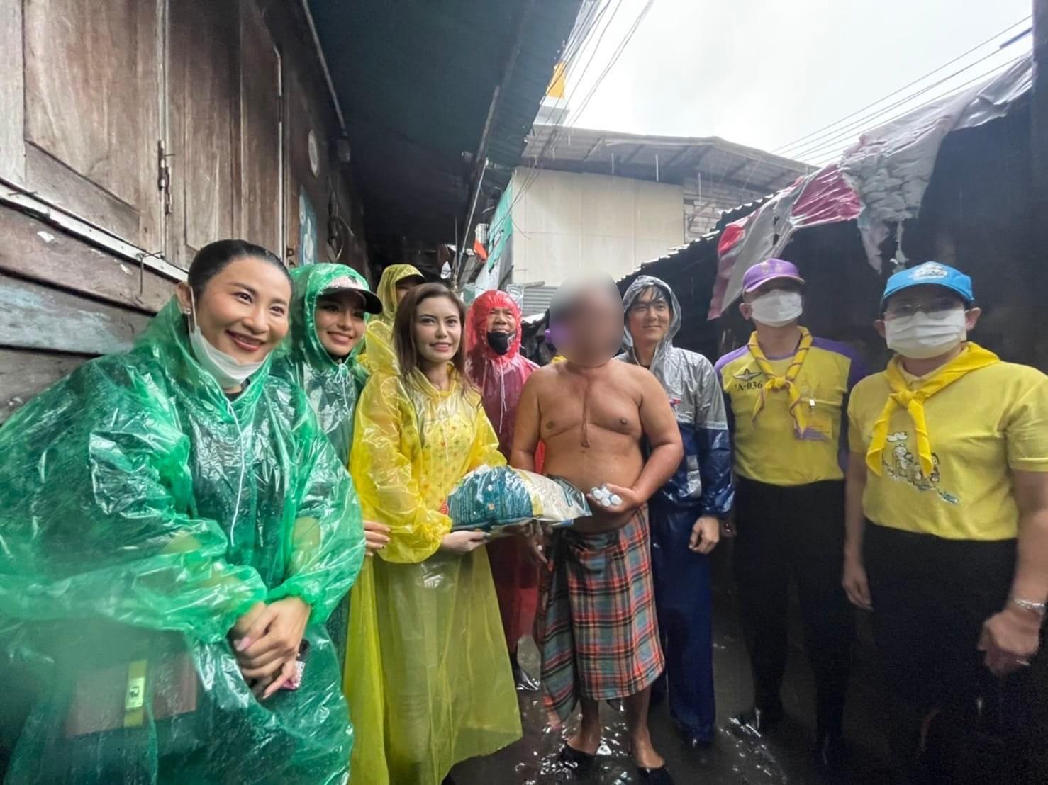 อ๊อฟ ศุภณัฐ ลงพื้นที่ส่งกำลังใจให้ชาวหลักสี่ หลังเจอน้ำท่วม อ๊อฟ ศุภณัฐ ลงพื้นที่ส่งกำลังใจให้ชาวหลักสี่ หลังเจอน้ำท่วม