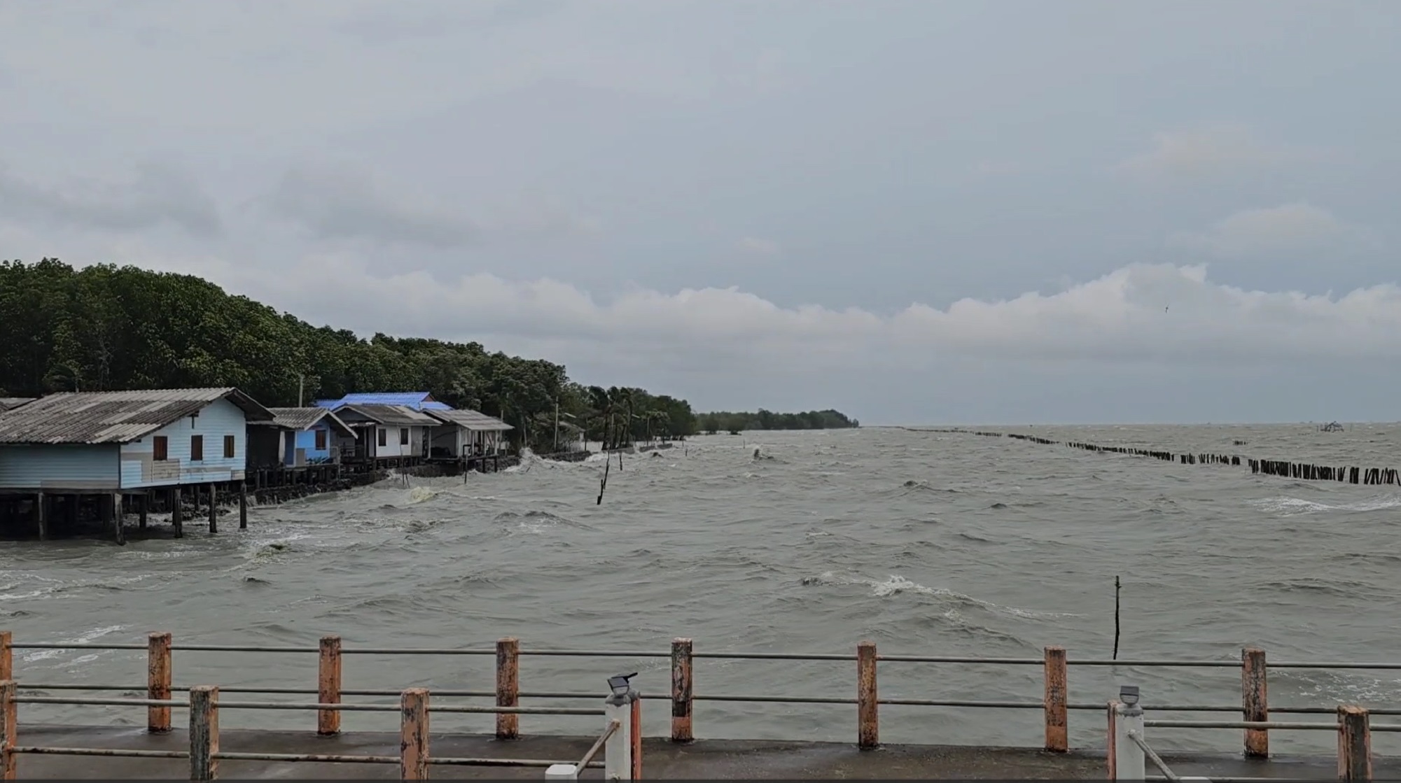 ด่วน! พายุหัวด้วนถล่มนครศรีฯ เรือล่มหลายลำ มีผู้สูญหาย-เสียชีวิต