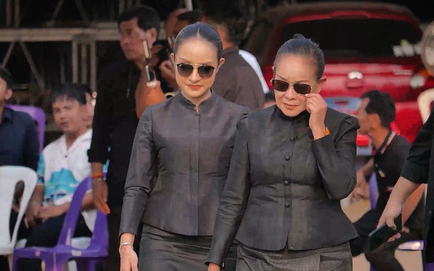 แม่นกน้อย อุไรพร และศิลปินหมอลำร่วมส่ง พ่อหลอด เสียงอิสาน ครั้งสุดท้ายในพิธีฌาปนกิจ