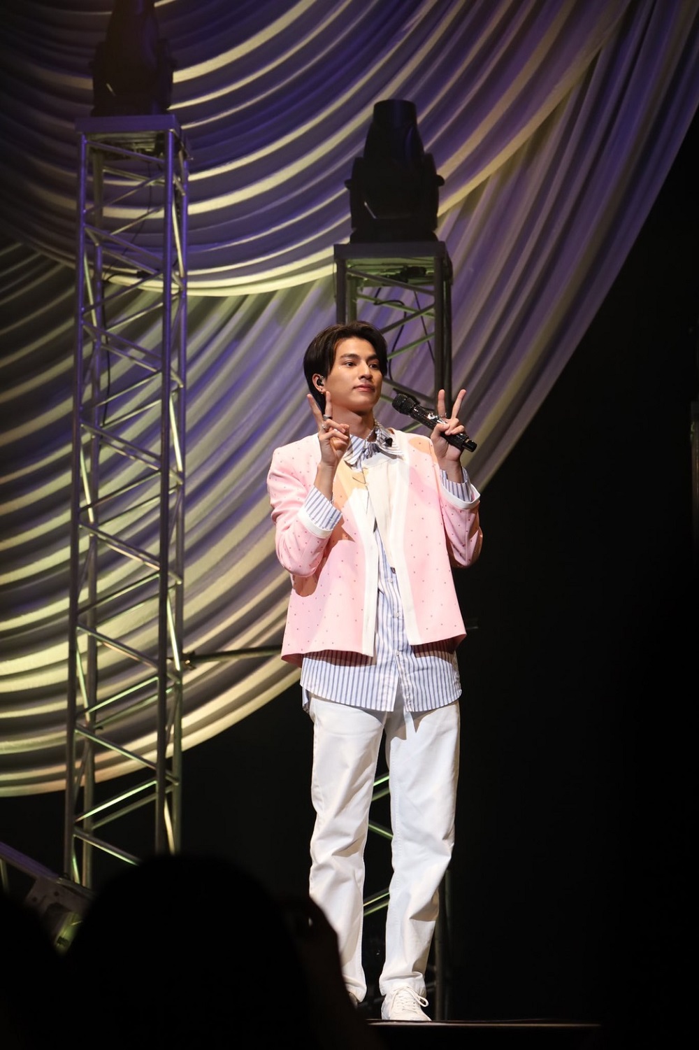 นักแสดงสุดฮอต กลัฟ ประทับใจงานแฟนมีตติ้งถึงขั้นน้ำตาไหล เมื่อเห็นแฟนคลับร้องเพลงเซอร์ไพร์ นักแสดงสุดฮอต กลัฟ ประทับใจงานแฟนมีตติ้งถึงขั้นน้ำตาไหล เมื่อเห็นแฟนคลับร้องเพลงเซอร์ไพร์