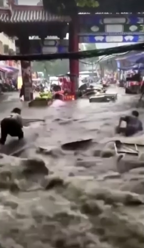 ภาพวินาทีชีวิต! กระแสน้ำท่วมไหลเชี่ยวซัด คน-สิ่งของ กระจัดกระจาย ภาพวินาทีชีวิต! กระแสน้ำท่วมไหลเชี่ยวซัด คน-สิ่งของ กระจัดกระจาย