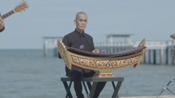 หนึ่ง บางปู ป้อนงาน ปลาคาร์ฟ เชิญยิ้ม ชวนถ่ายเอ็มวีเพลง ยิ้ม