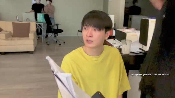 ชาวเน็ตไม่เห็นด้วย “ตั้ม วราวุธ” แกล้ง “คริส พีรวัส” จนเสียน้ำตา   (มีคลิป) 