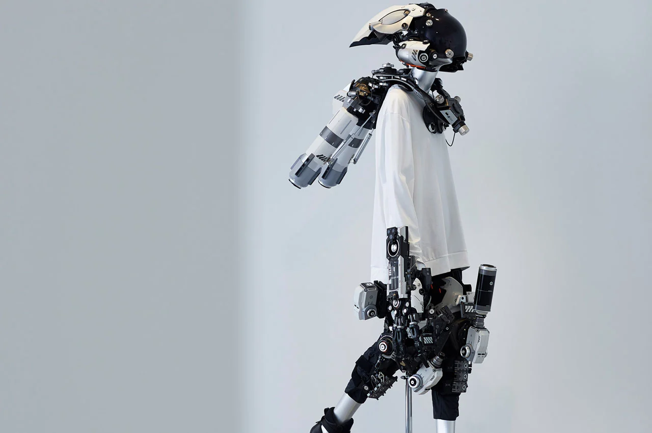 แฟชั่นญี่ปุ่นยุคใหม่... ชุดและหน้ากากสุดไฮเทค