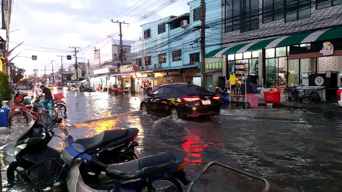 ฝนถล่มกรุง ทำน้ำท่วมขังถนนหลายพื้นที่ จราจรบางจุดติดขัด ฝนถล่มกรุง ทำน้ำท่วมขังถนนหลายพื้นที่ จราจรบางจุดติดขัด