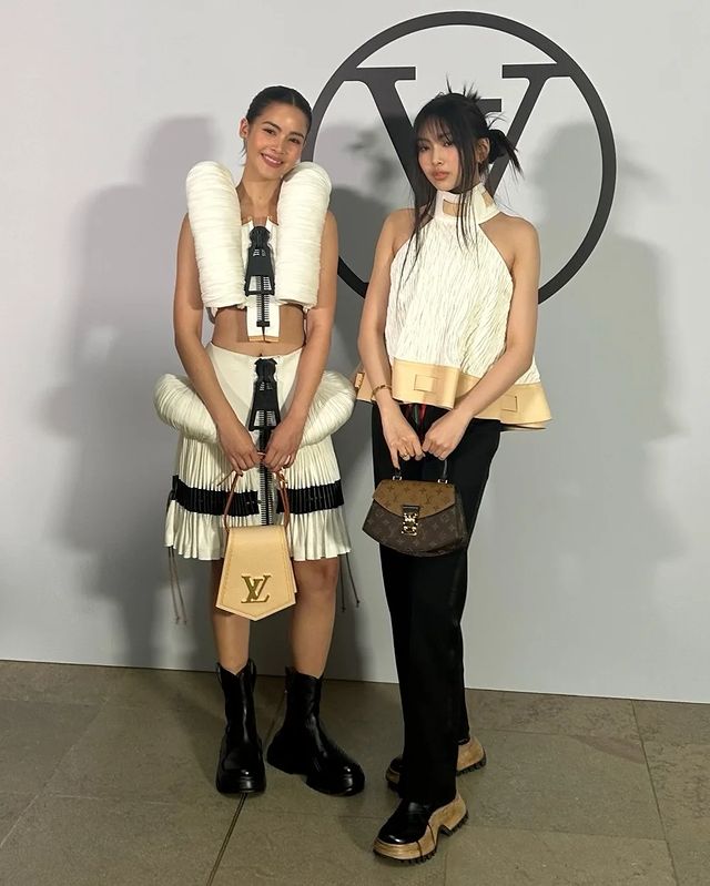 ช็อตรวมดาว!! 'ญาญ่า' กระทบไหล่ 'ฮเยอิน-โซฟี เทอร์เนอร์-โคลอี เกรซ มอเรตซ์’ ที่ปารีสแฟชั่นวีค