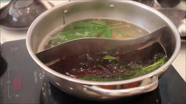 ร้านชาบูดัง พิษณุโลก ปิ๊งไอเดียนำใบกัญชาสดปรุงรส กลายเป็น น้ำซุปอารมณ์ดี