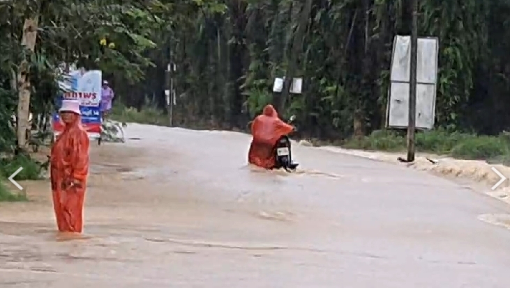 ด่วน! ชุมพรน้ำท่วมแล้ว 4 อำเภอ-เตือนพื้นที่น้ำหลากขนของไว้ที่สูง