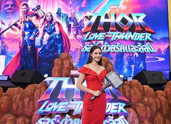 ‘ณเดชน์ ควง ญาญ่า’ พร้อม 3 ศิลปินสาวกมาร์เวล ร่วมงานเปิดตัวภาพยนตร์ Thor: Love and Thunder ‘ณเดชน์ ควง ญาญ่า’ พร้อม 3 ศิลปินสาวกมาร์เวล ร่วมงานเปิดตัวภาพยนตร์ Thor: Love and Thunder