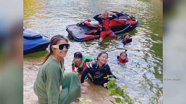 เปิ้ล นาคร เตรียมพาลูกชาย ออก้า ขับเจ็ทสกีข้ามอ่าวไทย (มีคลิป) เปิ้ล นาคร เตรียมพาลูกชาย ออก้า ขับเจ็ทสกีข้ามอ่าวไทย (มีคลิป)