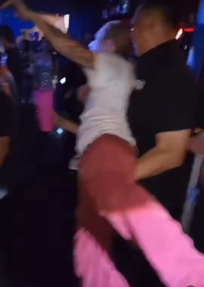 แจ๊ส ชวนชื่น ลงคลิปถูกการ์ดหิ้วลงจากเวที เพราะ.....???