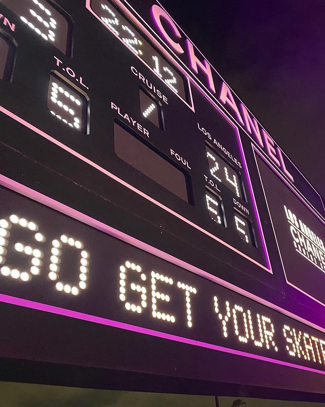 แฟนๆ ชื่นชม!! ‘หวังอี้ป๋อ’ ลัดฟ้าเยือนญี่ปุ่น สวมเสื้อพิมพ์ลายดอกไม้เปี่ยมความหมาย