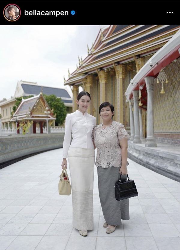 เบลล่า ราณี ถวายทองคำ 103 บาท ปิดทองพระธาตุเชิงชุม