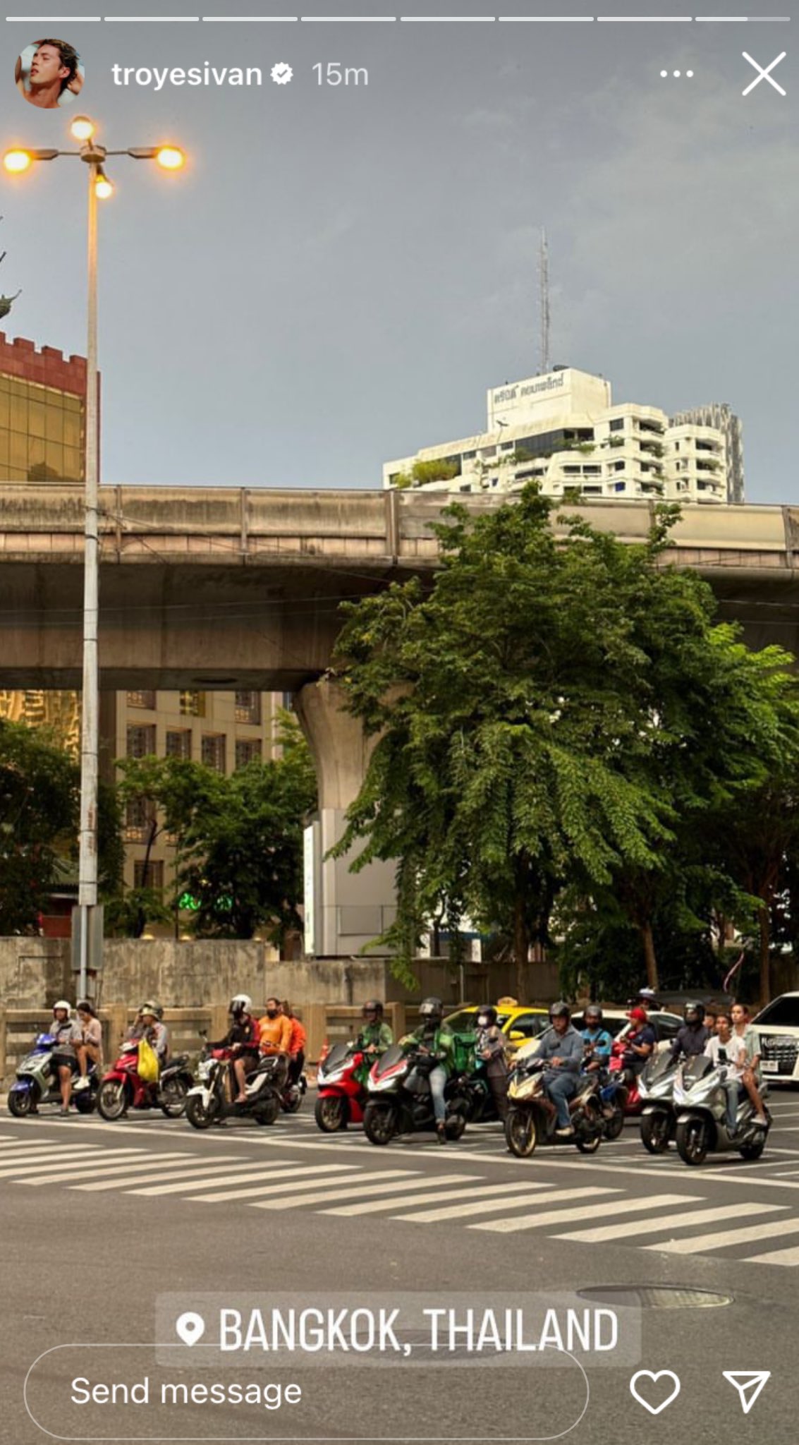 วันนี้ที่เมืองไทย!! แฟนๆ หวีด ‘ทรอย ซีวาน’ โพสต์ภาพถนนในกรุงเทพ วันนี้ที่เมืองไทย!! แฟนๆ หวีด ‘ทรอย ซีวาน’ โพสต์ภาพถนนในกรุงเทพ