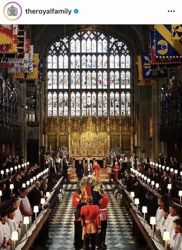 พระบรมศพ ‘ควีนเอลิซาเบธที่ 2’ ฝังเคียงข้าง ‘เจ้าชายฟิลิป’ ณ โบสถ์น้อยเซนต์จอร์จ (มีคลิป)