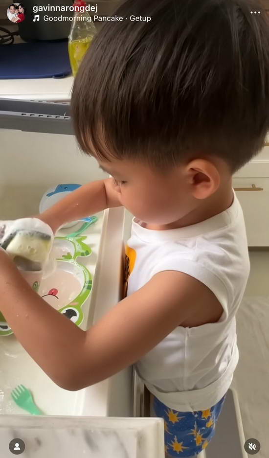 ชาวเน็ตแห่ชม ศรีริต้า-กรณ์ สอนลูกดีมาก น้องกวิณท์ ล้างจานเองหลังทานข้าว ชาวเน็ตแห่ชม ศรีริต้า-กรณ์ สอนลูกดีมาก น้องกวิณท์ ล้างจานเองหลังทานข้าว