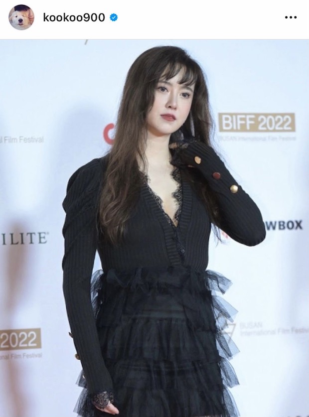 สวยได้ไม่ต้องแพง!! ‘คูฮเยซอน’ เผยที่มาเดรสบนพรมแดงที่ปูซานทำเอาแฟนๆ ตะลึง สวยได้ไม่ต้องแพง!! ‘คูฮเยซอน’ เผยที่มาเดรสบนพรมแดงที่ปูซานทำเอาแฟนๆ ตะลึง