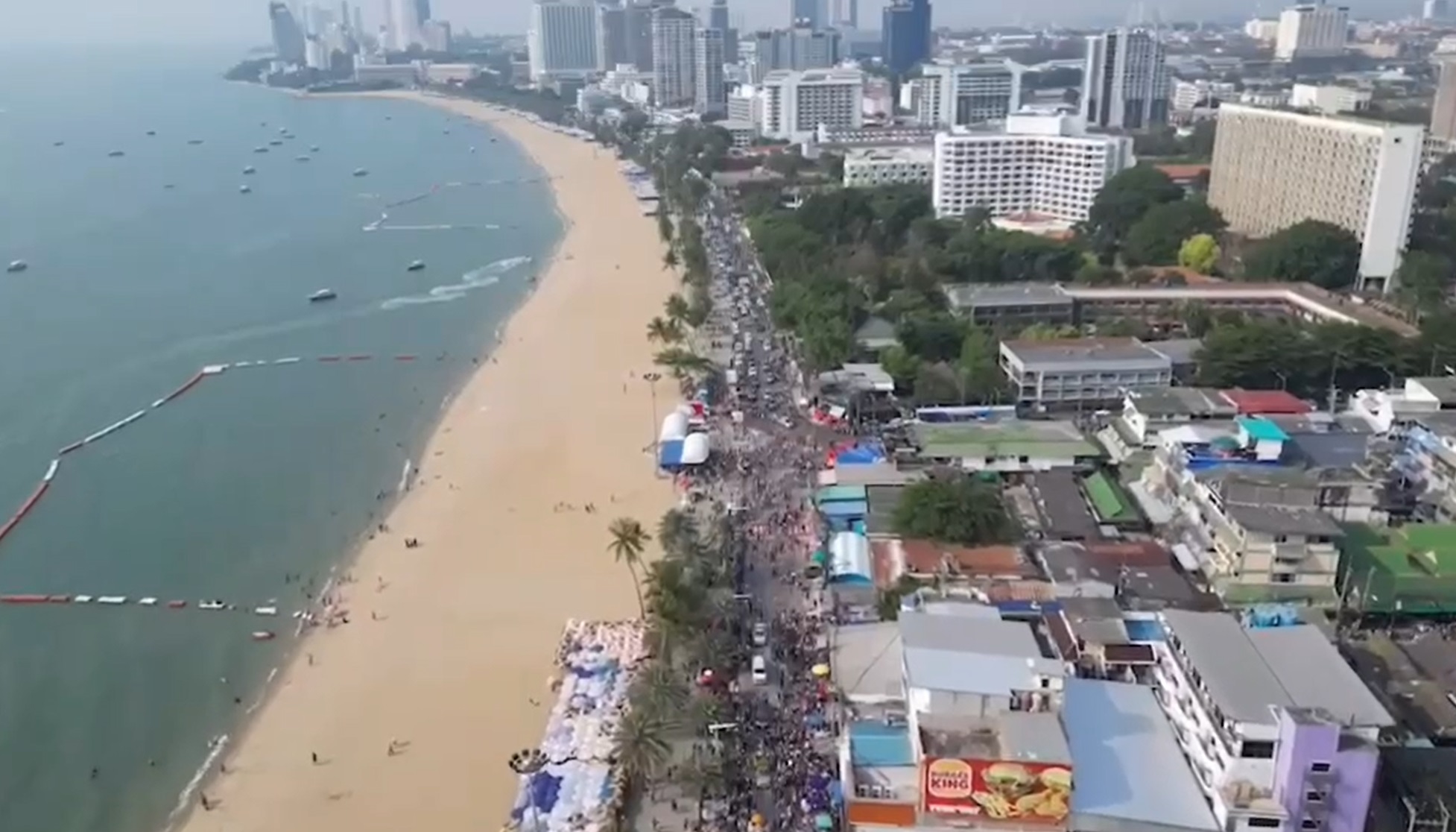 วันไหลพัทยา 2566 ส่องบรรยากาศประชาชนแห่เล่นน้ำชุ่มฉ่ำทั้งเมือง! วันไหลพัทยา 2566 ส่องบรรยากาศประชาชนแห่เล่นน้ำชุ่มฉ่ำทั้งเมือง!