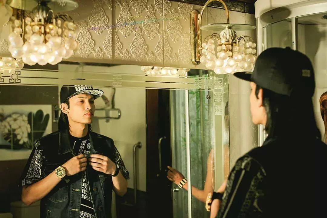 ออกหมายเรียก! แฟนสาวนักร้องดัง อิลสลิก หลังจัดหาหญิงบำเรอกามแฟนหนุ่ม 