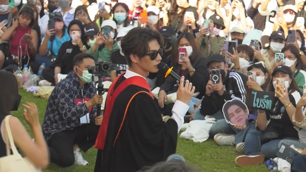 ไบร์ท วชิรวิชญ์ ปลื้ม แฟนคลับจัดเต็มร่วมยินดีรับปริญญา    (มีคลิป)