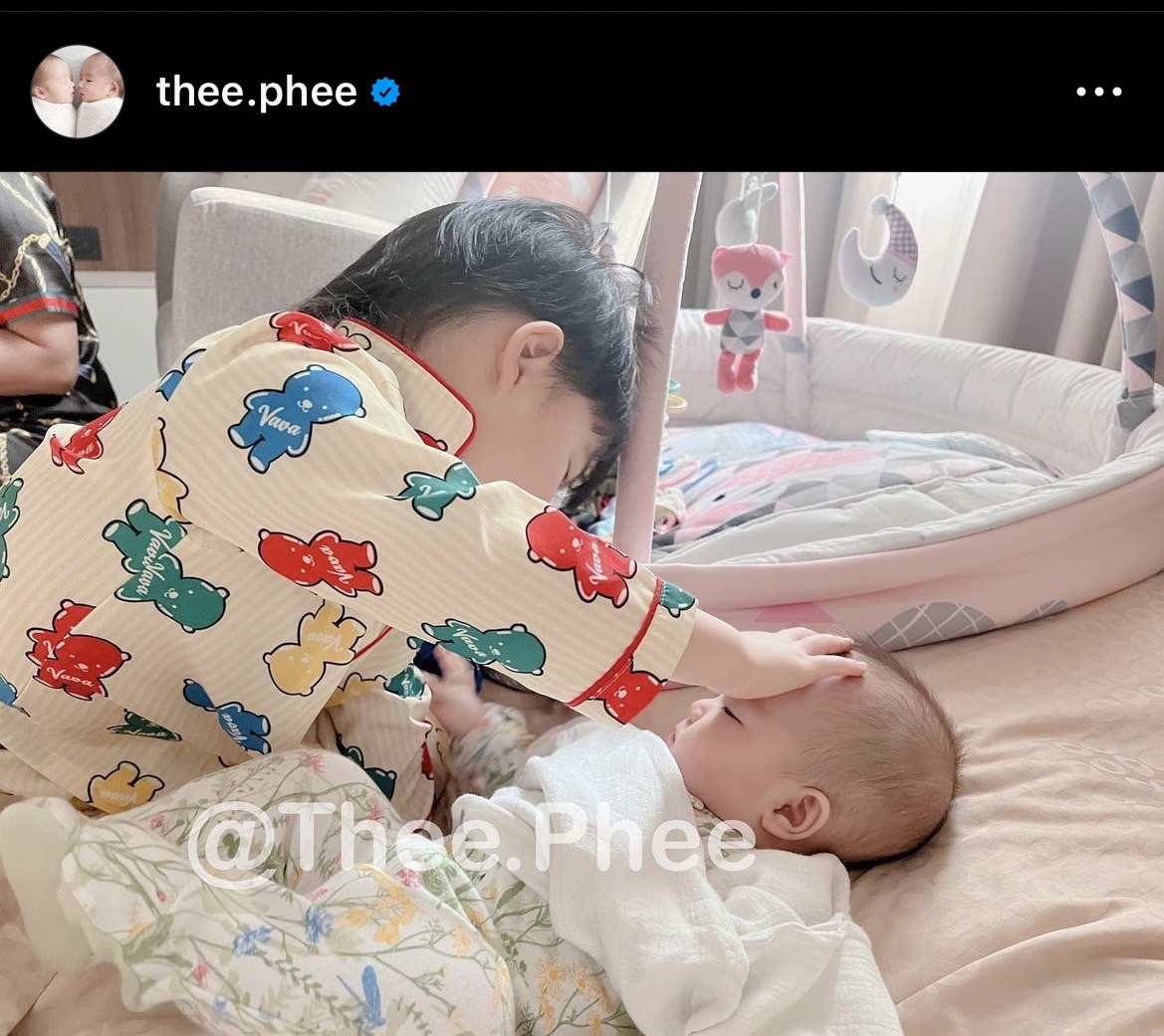 น่ารักไม่ไหว น้องพีร์ ป้อนนม น้องอัยวา ขณะที่มืออีกข้างป้อนตัวเอง เอ็นดูสุด! น่ารักไม่ไหว น้องพีร์ ป้อนนม น้องอัยวา ขณะที่มืออีกข้างป้อนตัวเอง เอ็นดูสุด!