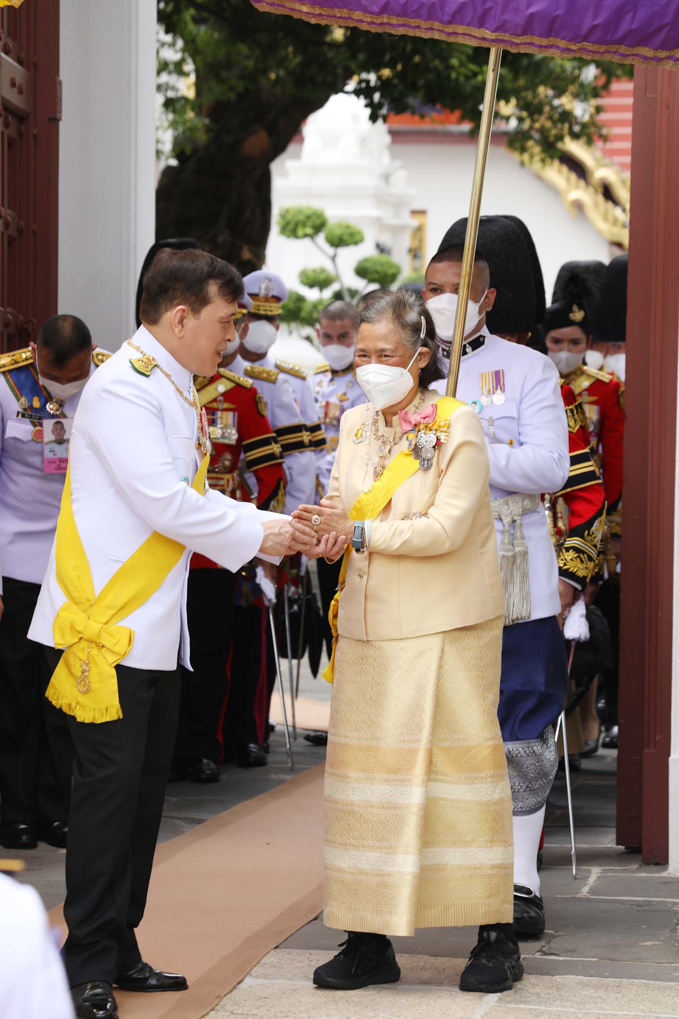 พระบาทสมเด็จพระเจ้าอยู่หัว เสด็จออกมหาสมาคมในการพระราชพิธีเฉลิม พระชนมพรรษา พุทธศักราช ๒๕๖๖