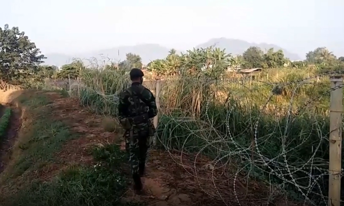 รวบ 8 เมียนมาลอบเข้าไทย พบไข้สูง 3 คนผลักดันกลับปท.ทันที รวบ 8 เมียนมาลอบเข้าไทย พบไข้สูง 3 คนผลักดันกลับปท.ทันที