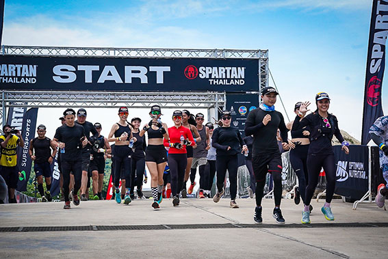 วิ่งวิบาก Pattaya Spartan หนุ่มอเมริกัน ควง สาวฟิลิปปินส์คว้าชัย