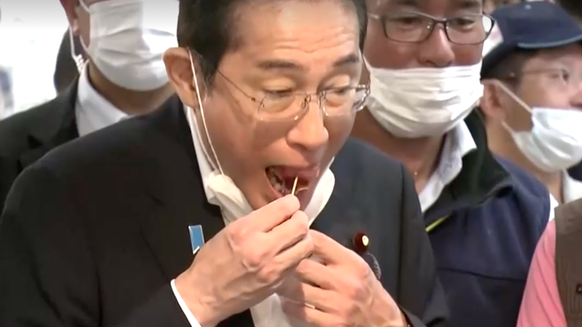 ญี่ปุ่นทิ้งน้ำนิวเคลียร์ลงทะเล ไม่กระทบประมง! นายกฯโชว์กินหมึกสดฟุกุชิมะ 