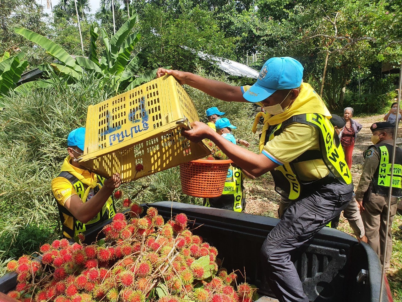“ส่งต่อความสุข”ตร.ช่วยสองต่อ เกษตรกร-บุคลากรแพทย์ “ส่งต่อความสุข”ตร.ช่วยสองต่อ เกษตรกร-บุคลากรแพทย์