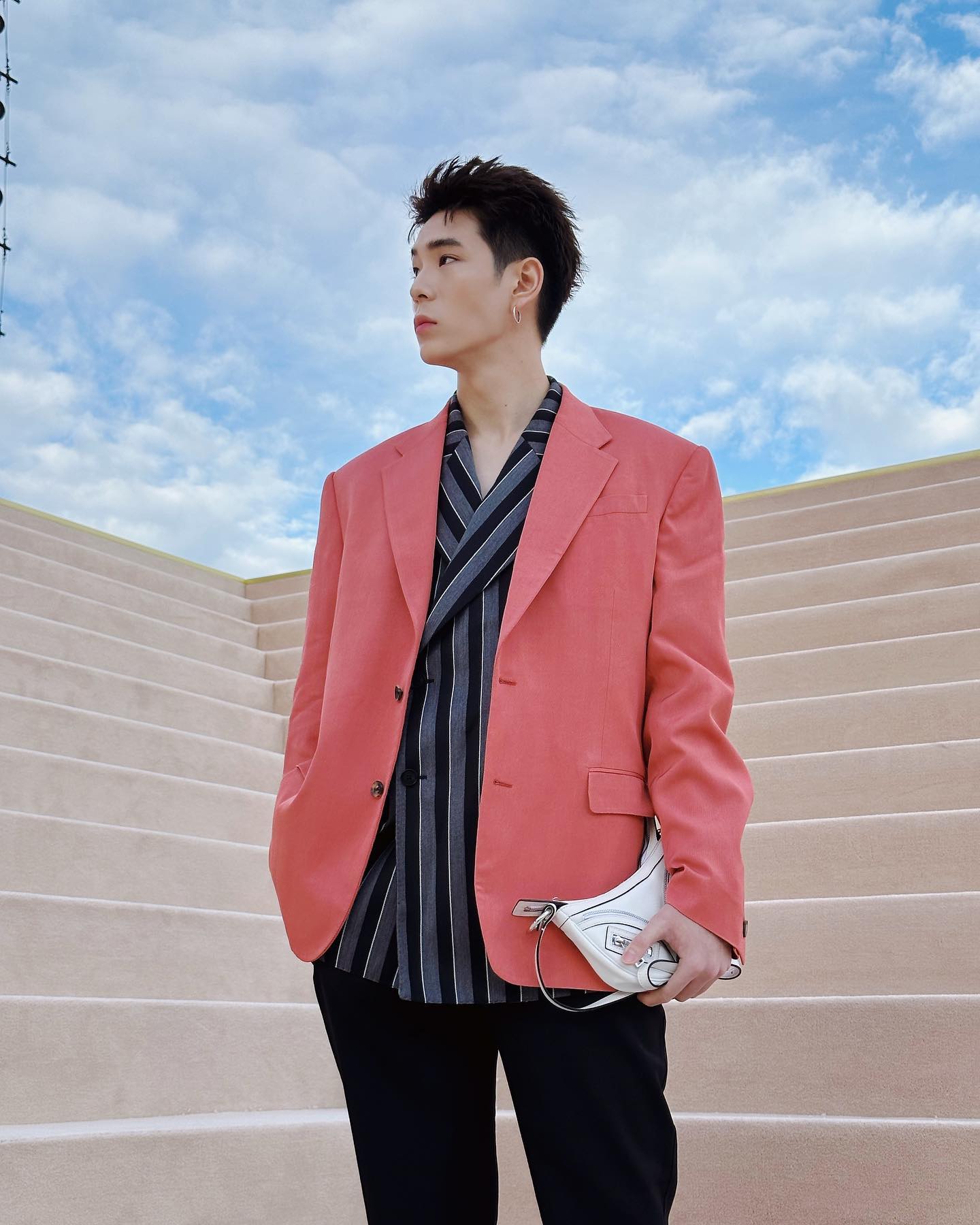 เจเจ - เจฟ ซาเตอร์ ร่วมงานแฟชั่นโชว์ Versace กระทบไหล่เซเลบดัง Anne Hathaway - Paris Hilton