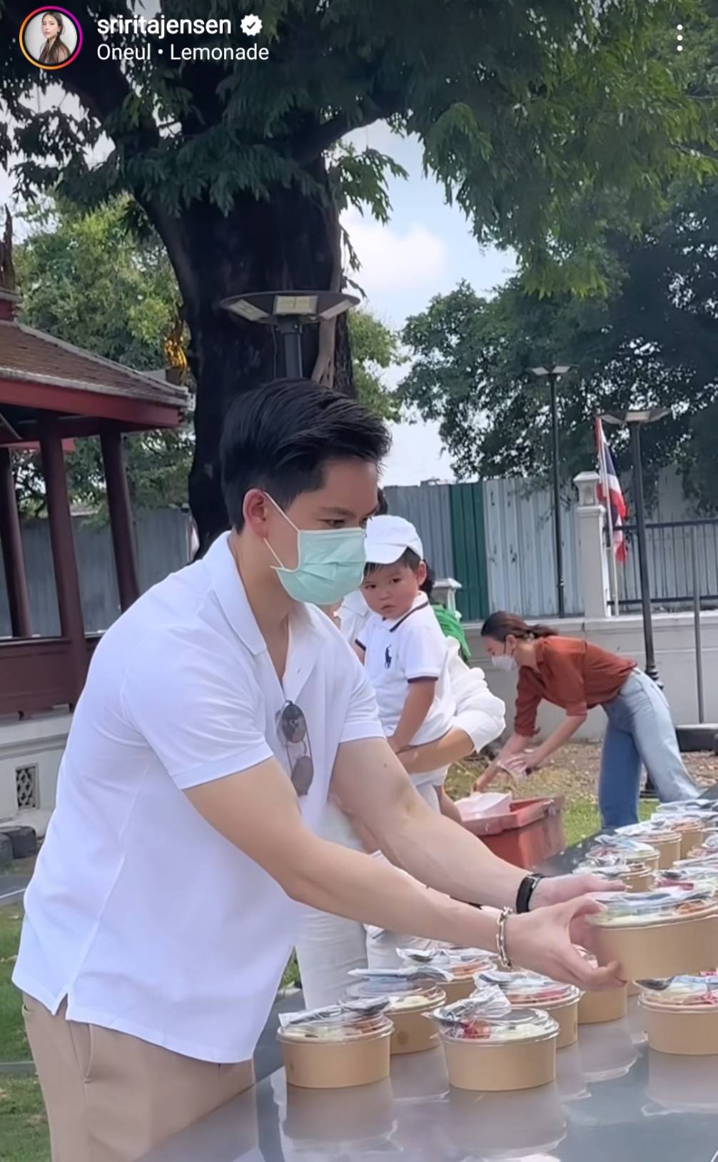 ศรีริต้า ควงลูกชาย น้องกวิณท์ เข้าครัวทำอาหารไปแจก เนื่องในวันเกิดสามี คุณกรณ์ ณรงค์เดช ศรีริต้า ควงลูกชาย น้องกวิณท์ เข้าครัวทำอาหารไปแจก เนื่องในวันเกิดสามี คุณกรณ์ ณรงค์เดช