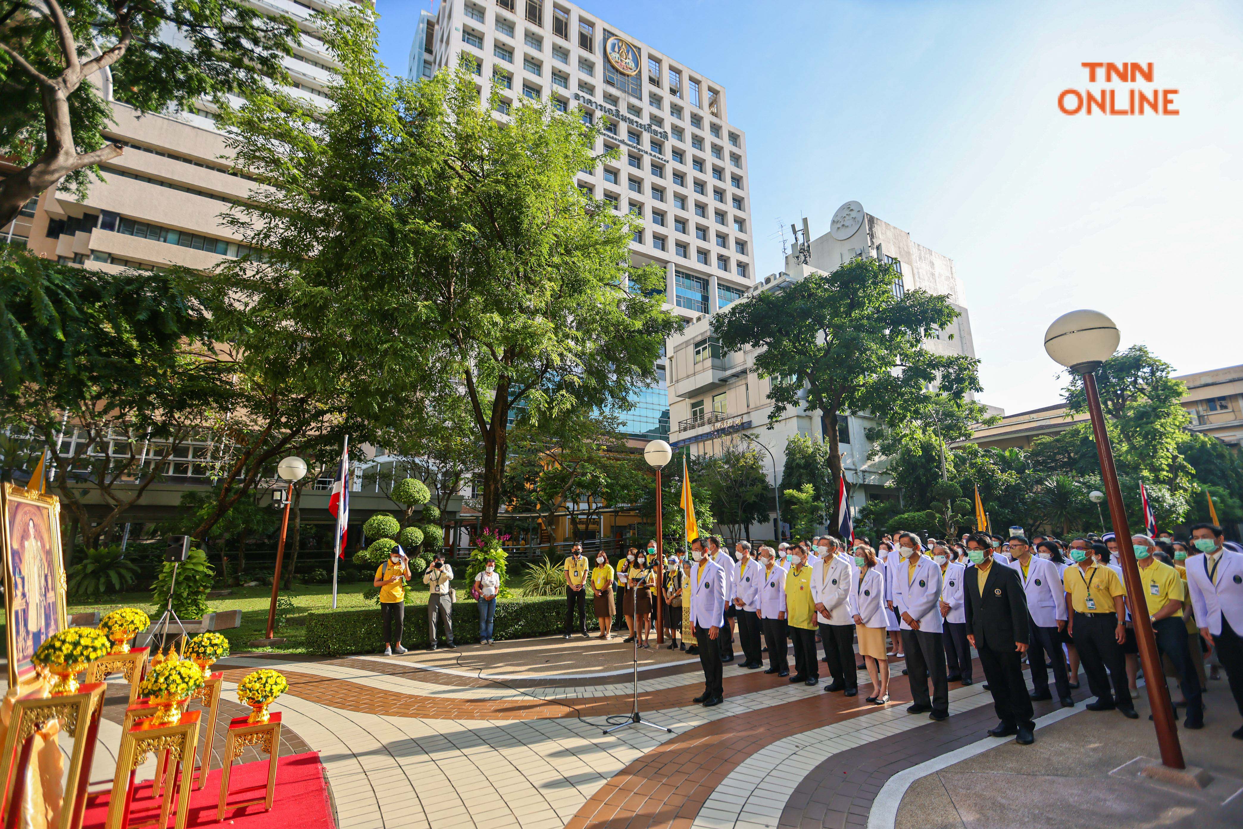 น้อมรำลึกในหลวง ร.9 ประชาชนร่วมตักบาตร-สวดพระพุทธมนต์