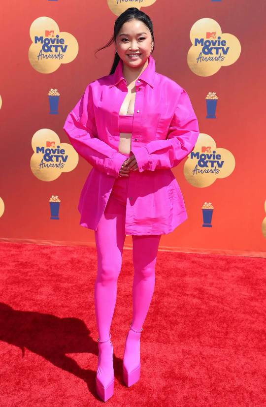 เจนนิเฟอร์ โลเปซ นำทีมซุปตาร์สาวเจิดจรัสบนพรมแดงงาน MTV Movie & TV Awards ปี 2022