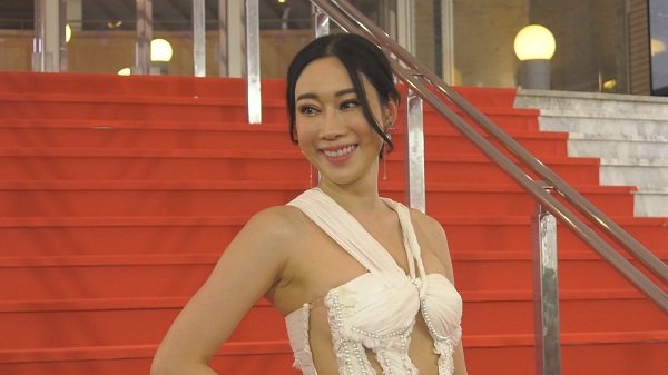 “น้ำเพชร” ใส่ชุดแหวก เดินพรมแดง พร้อมอัปเดตคดีความ  (มีคลิป)