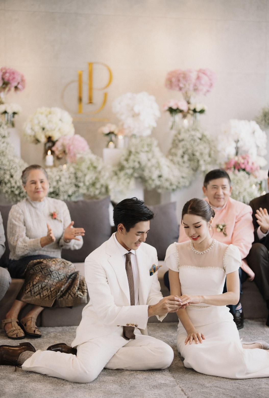 สละโสดแล้ว “หญิง เดอะสตาร์” ควงหนุ่มนักธุรกิจ เข้าพิธีหมั้น ท่ามกลางบรรยากาศแสนอบอุ่น สละโสดแล้ว “หญิง เดอะสตาร์” ควงหนุ่มนักธุรกิจ เข้าพิธีหมั้น ท่ามกลางบรรยากาศแสนอบอุ่น