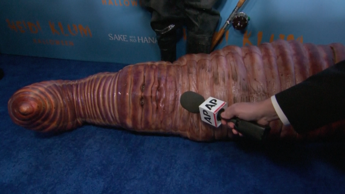 แห่แชร์ยกใหญ่!! ‘ไฮดี้ คลุม’ ลุคหนอนแอปเปิ้ลรับฮาโลวีน ‘อีลอน มัสก์’ ร่วมปาร์ตี้ แห่แชร์ยกใหญ่!! ‘ไฮดี้ คลุม’ ลุคหนอนแอปเปิ้ลรับฮาโลวีน ‘อีลอน มัสก์’ ร่วมปาร์ตี้